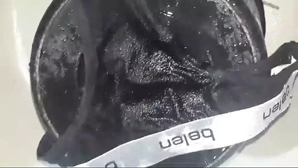 I pee my girlfriend's panties that were dirty in the bathroom