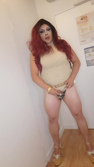 Queen masturbate solo