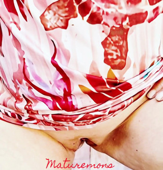 Horny mature looking for a face to sit .