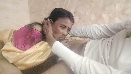 Gaon ki desi bhabhi khud mere kamre mein I