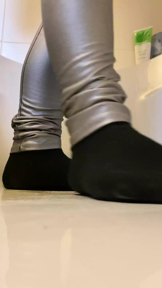 I pee in my silver leggings. How do you like it?