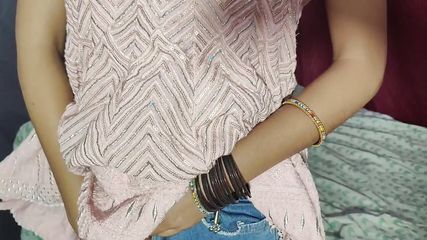 Stepsister kapda pahan rahi thi tabhi stepbrother aake pel diya