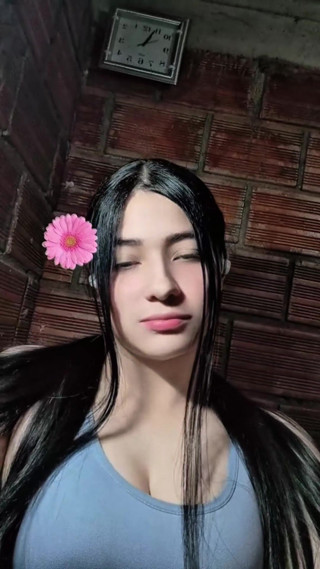 Colombian influencer masturbates for her fans