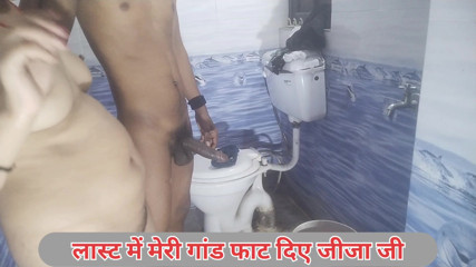 Desi jija sali raat ke andhere me bathroom me sex kiya