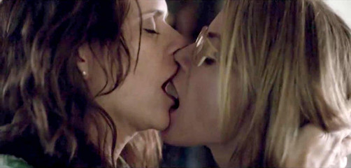 Amy Landecker &amp; Gillian Vigman Lesbo Kiss -ScandalPlanet.Com