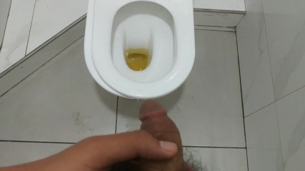 TEEN BOY PEEING IN TOILET