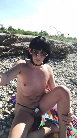 Andreina - Sissy nude walking thumbnail