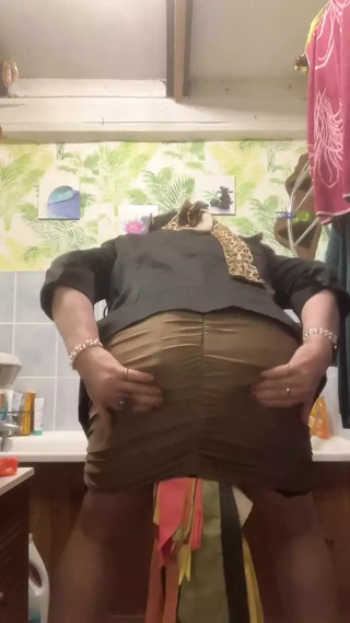 Peeing in a bottle with an outfit with a tight gold dress