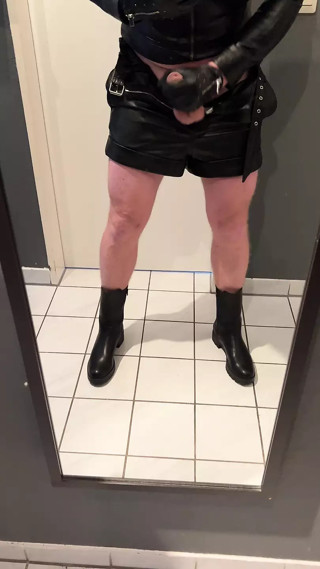 Sissy Laura hard cumshot in full Leather Outfit and boots