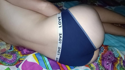 Stepmom's ass is so tempting, it all ended will ended with a joint jerking and cum on panties