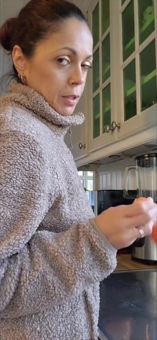 Hot MILF Uses the Carrots for Something Else Than the Salad