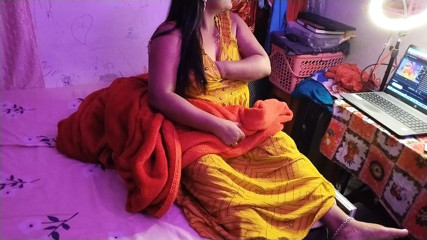 Horney sexy desi bhabhi try to cam show and she show here nipples thumbnail