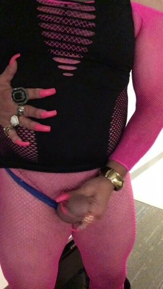 CdTina pink nails public