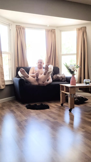 Daddy showing body by front window . All my neighbors were out there.