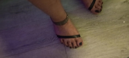 Overhanging toes in ankle straps thumbnail