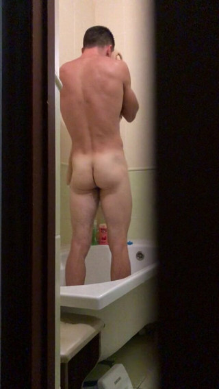 Hot Daddy in the shower. Peeping Tom. Juicy straight ass