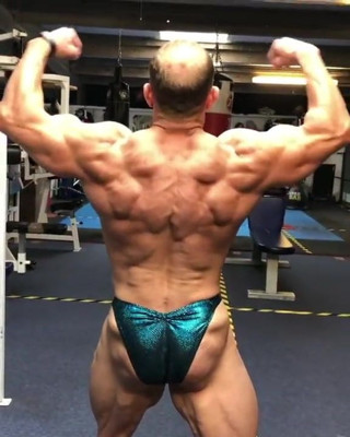 GYM POSING