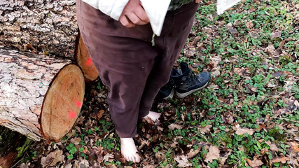 Pussy slapping mit dem Lineal im Wald - Bild 8
