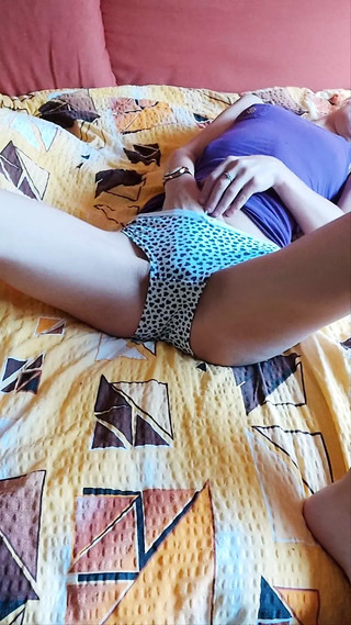 18-year-old school girl masturbating juicy pussy
