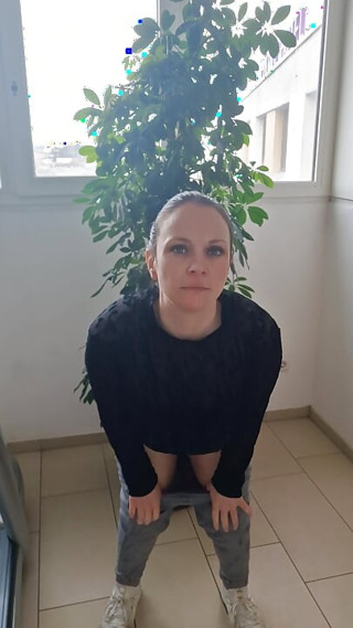 German chubby housewife Saskialove makes it herself in front of a stranger in the gym and shows her wet pussy.
