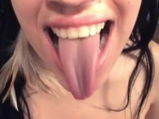 Nice tongue courtesy of carolco