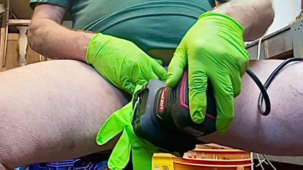 Watch this sander vibrate his cock to orgasium