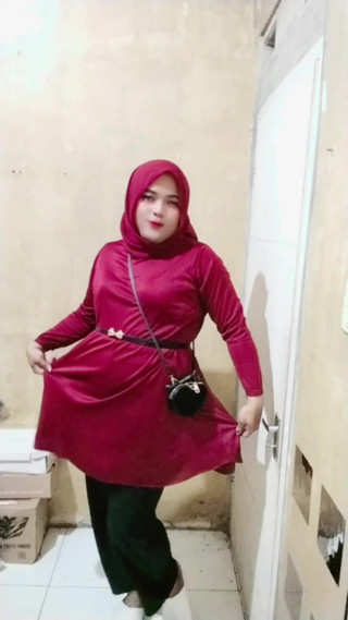Hijab Transgender Ivvy in Red Outfit Doing Masturbating and Dildo Riding thumbnail
