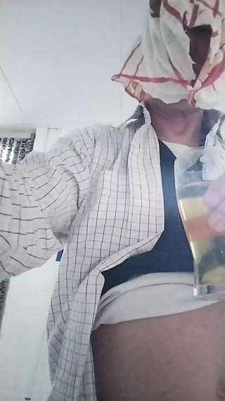 peeing in a glas and drinking it