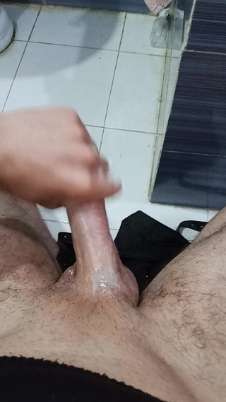 Horny bull Jerking it till it gets more creamier