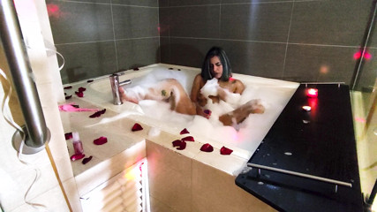 Romantic and wet masturbation in the bathtub for you, with foam and rose petals.