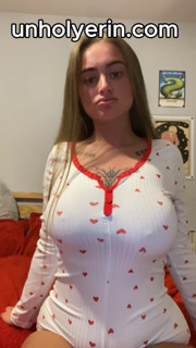 Scottish thick goth fingers her tight pussy