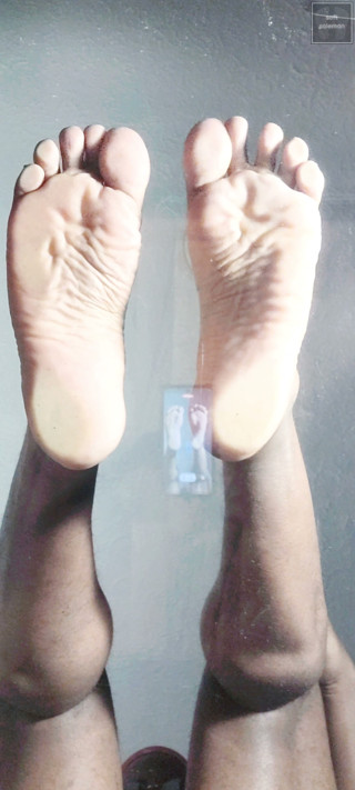 Display my soles on the glass table (2026)