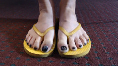 Flip flop slapping and squishy sounds