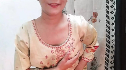 Abbu ke na rahne par little step brother ne choda