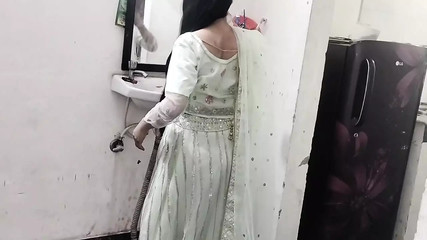Desi aunty ko nanga kar ke ghar pe hi pel diya