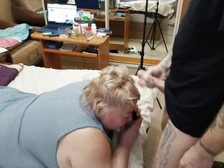 Stepmom ignores my wank and I cum on her head