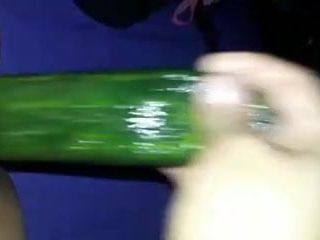 Hermosa mujer metiendose un pepino