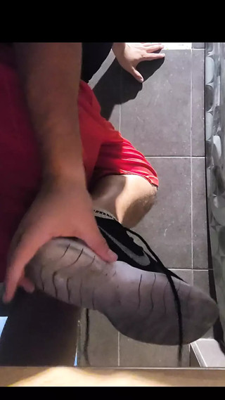 I take my shoes y show my feet