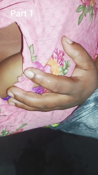 Soti hoi bhabhi ko cuchi daba ke pela part 1