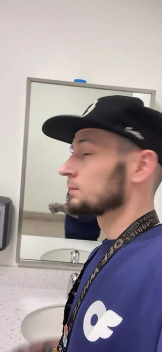Hot OF model makes content at work everyday!