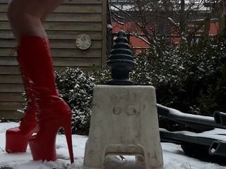 VERY HIGH RED HEELS IN SNOW RIDING HUGE RIBBLED PYRAMIDE