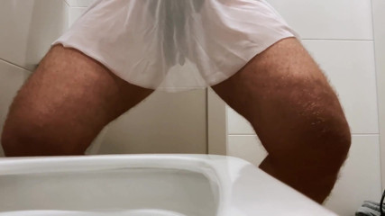 Crossdresser Con Un Gran Trasero En Minifalda Est Orinando thumbnail