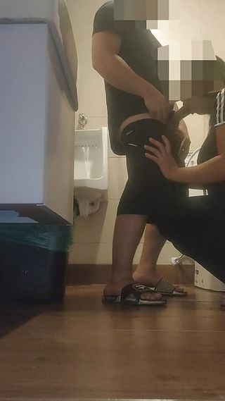 PINAY MILF CHEATS WITH STRANGERS IN PUBLIC COMFORT ROOM OF COFFEE SHOP