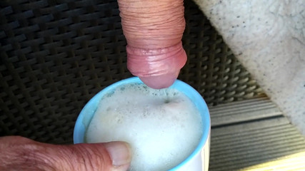 Pisse in kaffee auf der Terrasse