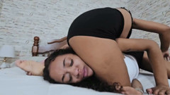 Headscissor Battle on the White Bed - Fit Latina Squeezes Her Rival with Her Strong Legs