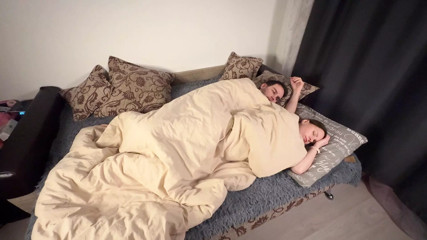 Amatérsky sex s nevlastnou matkou na posteli