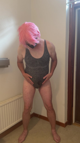 The whore in pink hair masturbates and cumming and wetting herself
