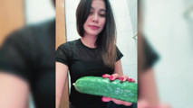 Kheera Ko apni Nangi chut me dalne ki taiyari krti hui Sexy horny indian ladki video