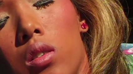 College Gest&auml;ndnisse: Hei&szlig;e Pool-Begegnung