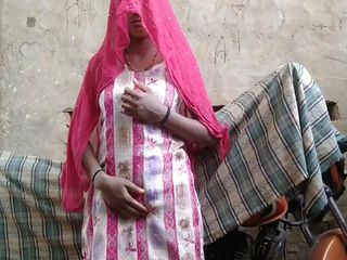 The sister-in-law who was sweeping was fucked a lot by opening her salwar